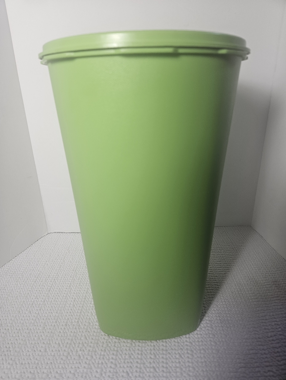 VIntage Lime Green Tupperware Servalier Nesting Canister Model 122 - Picture 2 of 7
